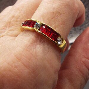 18KHGE RED AND CLEAR SETS IN GOLD SLIM BAND SETTING SIZE 9 RING 14
